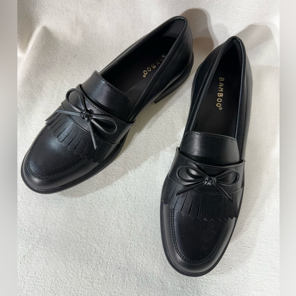 BAMBOO Women's Classic Black Loafers with Fringe and Bow Details Size 8